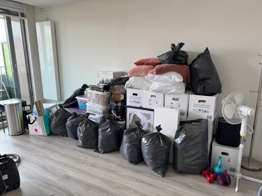 Woonkamer vol verhuisdozen en spullen